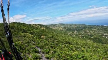 Tropik bir adada paraşütle atlamak. Yüksek kalite 4k görüntü