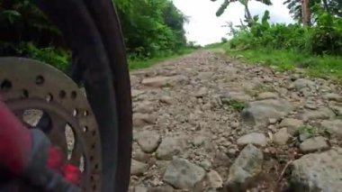 Direksiyondan dağ manzaralı bir yerde motosiklet sürmek. Yüksek kalite 4k görüntü