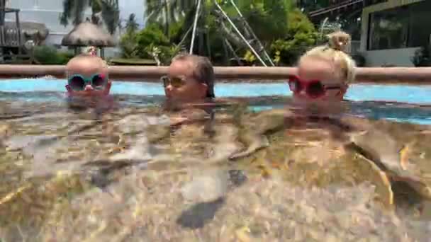 Drillinge Kleine Mädchen Drei Schwestern Jahre Alt Spielen Pool Zwillinge — Stockvideo