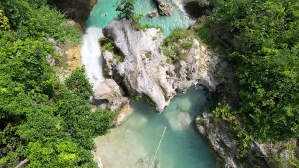 菲律宾一个美丽瀑布的无人机镜头 在热带岛屿瀑布的深谷 蓝绿色的水与蓝绿色的无人机 高质量的4K镜头 — 图库视频影像