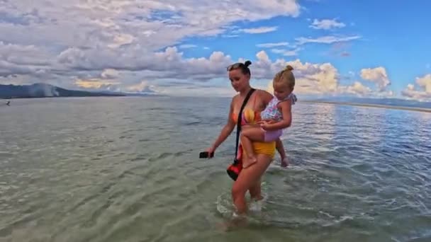 Rodina Trojčaty Sestrami Pláži Tropického Ostrova Vysoce Kvalitní Záběry — Stock video