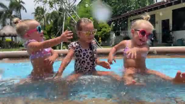 Тричі Маленькі Дівчатка Три Сестри Роки Грають Басейні Близнюки Сонцезахисних — стокове відео