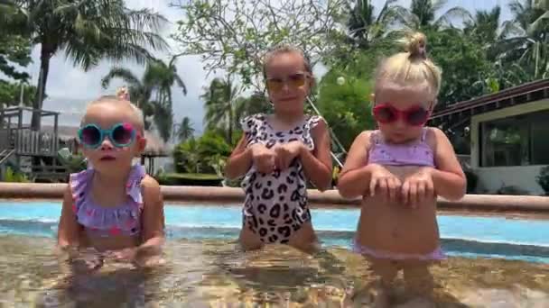 Маленькие Девочки Три Сестры Тройняшки Играющие Бассейне Купальниках Высококачественные Кадры — стоковое видео