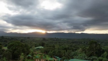 Günbatımı dağlarının zamanı tropikal ada drone okyanus bulutları. Yüksek kalite 4k görüntü