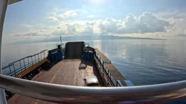 Tekne, okyanusun tropikal adaları arasında yol alır. Yüksek kalite 4k görüntü