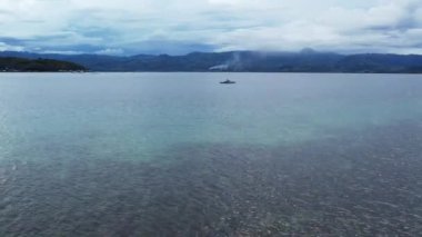 Bais Filipinler 'in beyaz kumları tropikal dağ adaları arasında gelgit oluşturur mavi okyanus tekneleri dağlar bulutlar