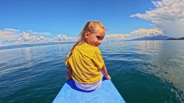 小女孩坐在一艘在热带海洋航行的船的船头上一个男人坐在船的船头上 高质量的4K镜头 — 图库视频影像