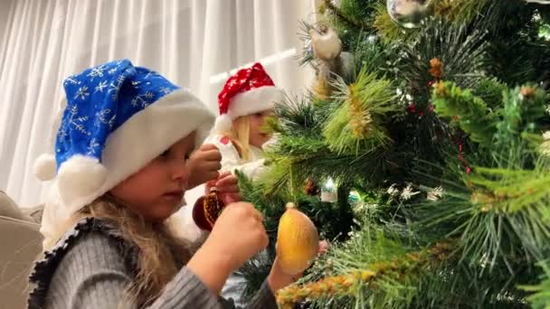 Tres Hermanitas Trillizos Decoran Árbol Navidad Con Juguetes Guirnaldas Los — Vídeo de stock