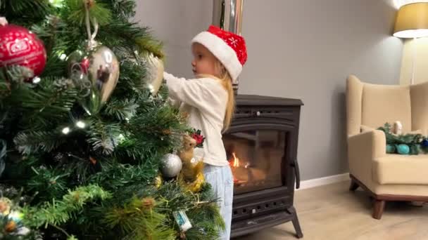 Drei Kleine Drillingsschwestern Schmücken Den Weihnachtsbaum Mit Spielzeug Und Girlanden — Stockvideo