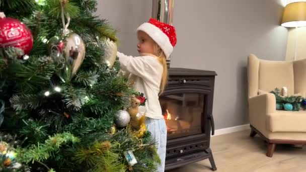 Três Irmãzinhas Trigêmeos Decorar Árvore Natal Com Brinquedos Guirlandas Crianças — Vídeo de Stock
