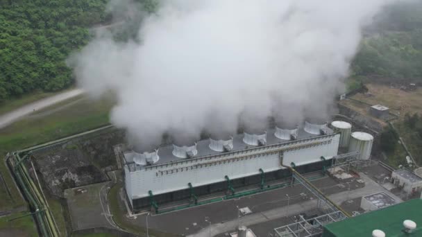 Värmekraftverk Vulkan Mitt Djungeln Ångan Stiger Från Stora Rör Turbiner — Stockvideo
