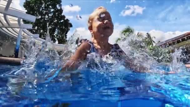 少女は水の下のプールに飛び込む 高品質4K映像 — ストック動画