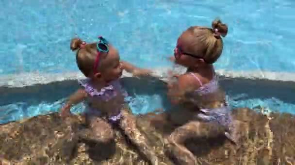 Raparigas Três Irmãs Irmãs Gémeas Brincar Piscina Fato Banho Imagens — Vídeo de Stock