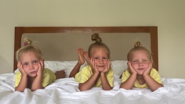 Trojaczki Trzy Siostry Wieku Lat Bawiące Się Łóżku Piżamie Bliźniaczki — Wideo stockowe