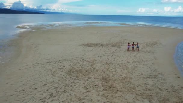 Tre Sorelle Triplette Gemelle Corrono Sabbia Bianca Tenendosi Mano Sulla — Video Stock