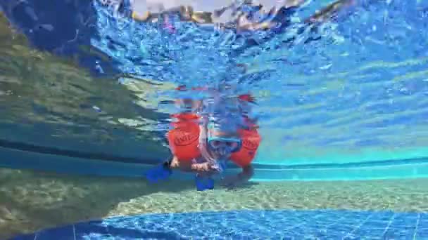 小さな女の子4 5年は プールで水中で泳ぐ 高品質のフルHd映像 — ストック動画