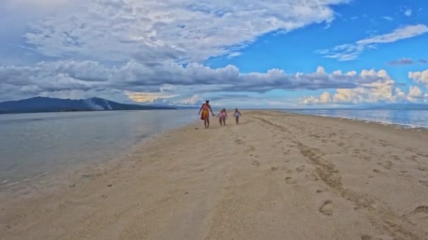 Una Familia Con Trillizos Hermanas Playa Una Isla Tropical Imágenes — Vídeo de stock