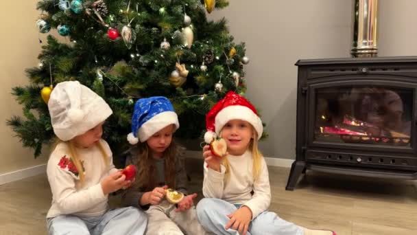 Tres Hermanitas Trillizos Decoran Árbol Navidad Con Juguetes Guirnaldas Los — Vídeo de stock