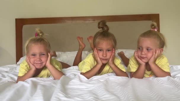 Сестри Триплети Грають Ліжку Високоякісні Кадри — стокове відео