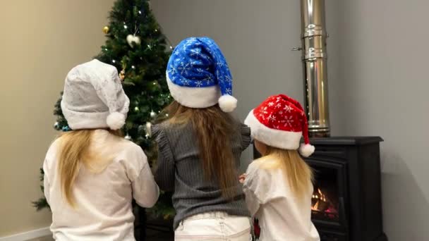 Três Irmãzinhas Trigêmeos Decorar Árvore Natal Com Brinquedos Guirlandas Crianças — Vídeo de Stock