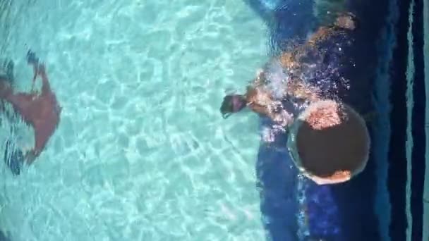 Μικρό Κορίτσι Χρόνια Κολυμπάει Κάτω Από Νερό Στην Πισίνα Υψηλής — Αρχείο Βίντεο