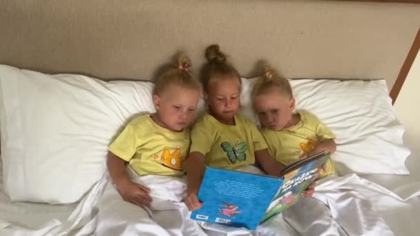 Üçüzler Yaşlarındaki Kız Kardeş Pijamalarıyla Yatakta Oynuyorlar Ikizler Zıplamak Oturmak — Stok video