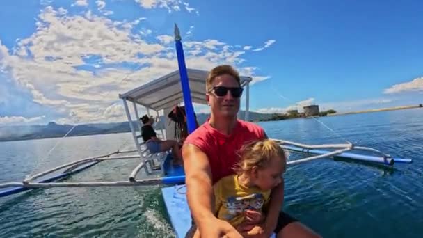 Father Daughter Sitting Bow Ship Glide Water High Quality Footage — Stock Video