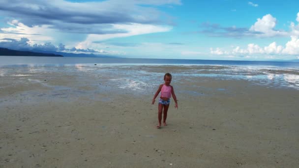 Λευκή Άμμος Κοπάδια Κορίτσι Τρέχει Στην Άμμο Αφήνοντας Ίχνη Του — Αρχείο Βίντεο