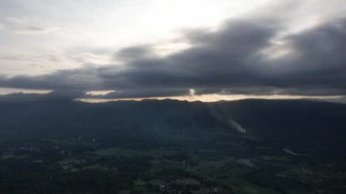 Günbatımı dağlarının zamanı tropikal ada drone okyanus bulutları. Yüksek kalite 4k görüntü