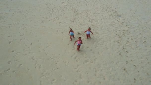 Τρεις Αδελφές Τρίδυμα Δίδυμα Τρέχουν Λευκή Άμμο Κρατώντας Χέρια Στην — Αρχείο Βίντεο