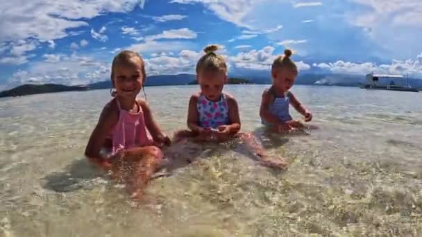 Drei Kleine Mädchen Alter Von Jahren Laufen Und Spielen Badeanzug — Stockvideo