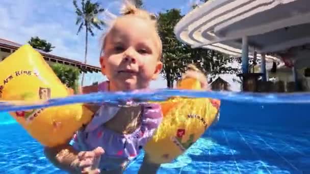 Маленька Дівчинка Років Вчиться Плавати Під Водою Басейні Окулярами Плавання — стокове відео