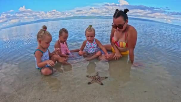 Triplet Sisters Playing Starfish Beach High Quality Footage — Stock Video