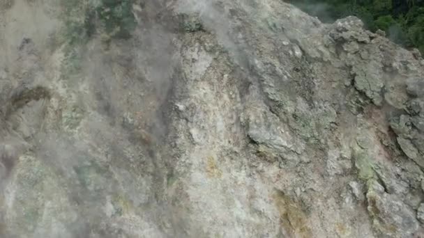 Білі Випари Вулканічного Газу Виходять Схилів Вулкана Тропічному Острові Вкритому — стокове відео