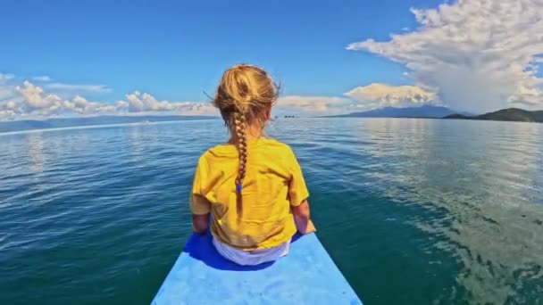 Mała Dziewczynka Siedząca Dziobie Statku Pływającego Tropikalnym Oceanieczłowiek Siedzi Dziobie — Wideo stockowe