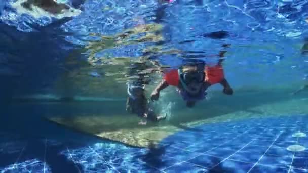 Две Маленькие Девочки Плавают Бассейне Трубкой Высококачественные Кадры — стоковое видео