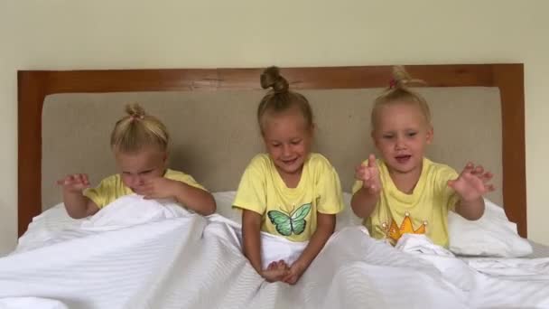 Triplets Little Girls Three Sisters Years Old Playing Bed Pajamas — Stock Video