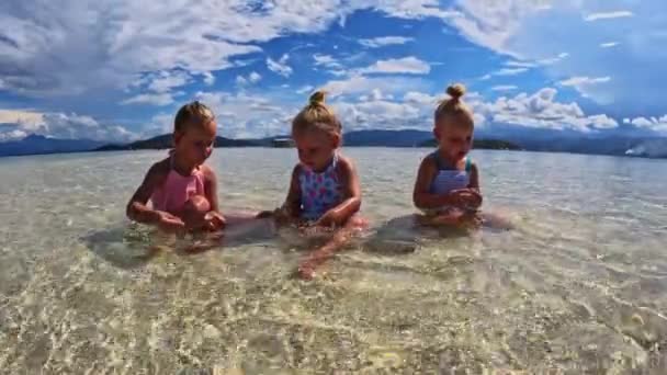 Tres Niñas Años Corriendo Jugando Traje Baño Una Saliva Arena — Vídeos de Stock