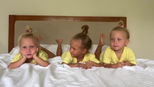 Trillizos Niñas Tres Hermanas Años Jugando Cama Pijama Gemelas Saltar — Vídeo de stock