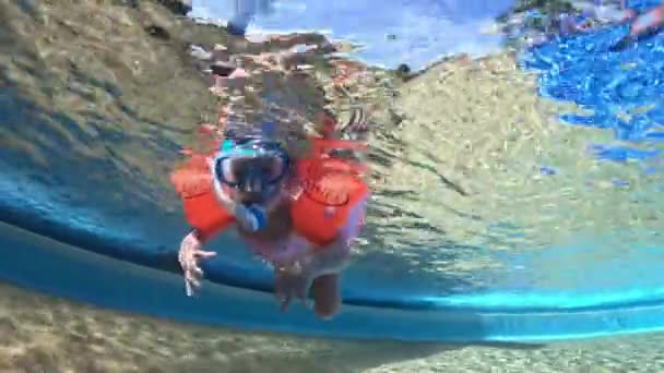 Şnorkel Yüzgeçli Küçük Bir Kız Çocuğu Havuzda Yüzmeyi Öğreniyor Yaşlarında — Stok video