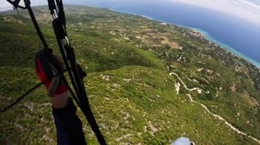 Paragliding tropikal ada okyanusu. Yüksek kalite 4k görüntü