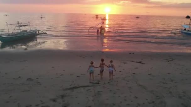 Три Сестры Тройняшки Идущие Вдоль Пляжа Держащиеся Руки Закате Морю — стоковое видео