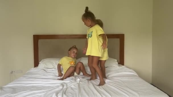 Trigémeas Meninas Três Irmãs Anos Brincando Cama Pijama Gêmeas Saltar — Vídeo de Stock
