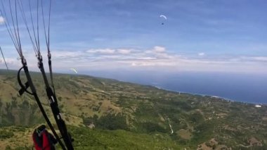 Paragliding tropikal ada okyanusu. Yüksek kalite 4k görüntü