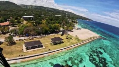 Paragliding tropikal ada okyanusu. Yüksek kalite 4k görüntü