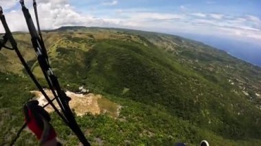Paragliding tropikal ada okyanusu. Yüksek kalite 4k görüntü