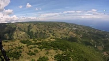 Paragliding tropikal ada okyanusu. Yüksek kalite 4k görüntü