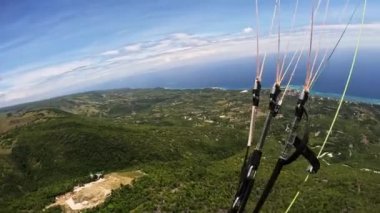 Paragliding tropikal ada okyanusu. Yüksek kalite 4k görüntü