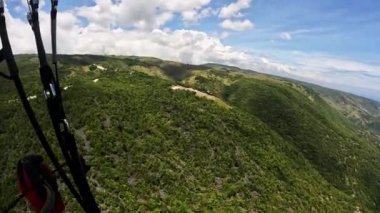 Paragliding tropikal ada okyanusu. Yüksek kalite 4k görüntü