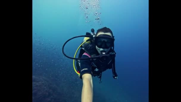 Dívka Potápění Selfie Hůl Růžová Maska Vysoká Kvalita Záběry — Stock video